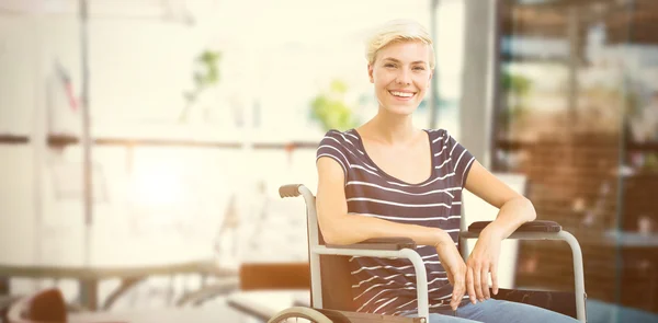 Mulher sorridente em uma cadeira de rodas — Fotografia de Stock