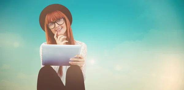 태블릿을 사용 하 여 웃는 hipster 여자 — 스톡 사진