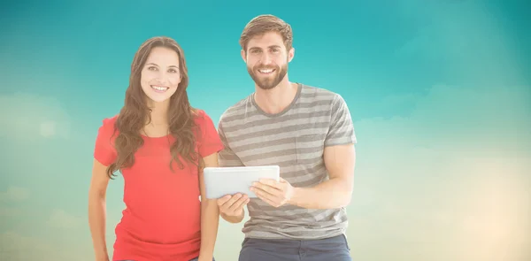 Pareja posando con el comprimido — Foto de Stock