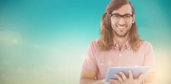 Hipster feliz usando tablet digital — Fotografia de Stock