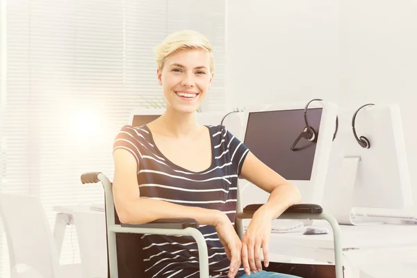 Lachende vrouw in een rolstoel — Stockfoto