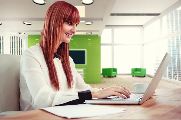 Hipster donna d'affari utilizzando il computer portatile — Foto Stock