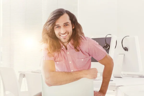 Hipster leende när han satt i — Stockfoto