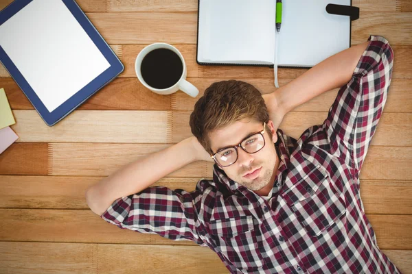 Hipster usando gafas para los ojos mintiendo — Foto de Stock