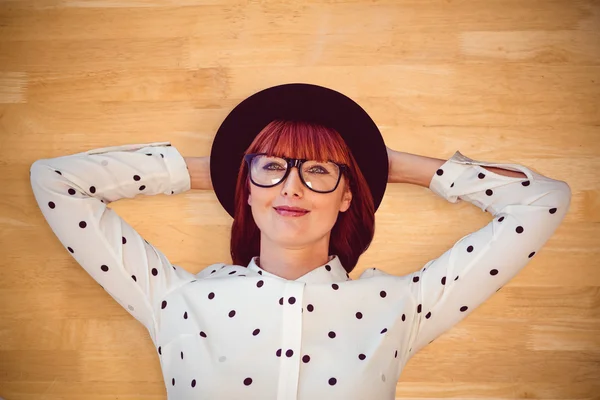 Hipster donna sdraiata sul pavimento — Foto Stock