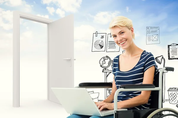 Mulher em cadeira de rodas usando computador — Fotografia de Stock