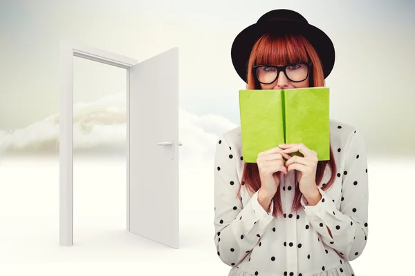 Hipster mujer detrás de libro verde —  Fotos de Stock