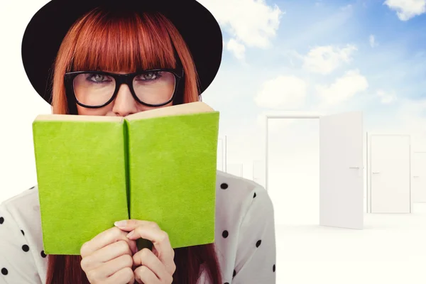 Mujer detrás de un libro verde — Foto de Stock