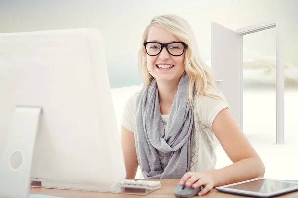 Smiling woman using computer — Stock Photo, Image