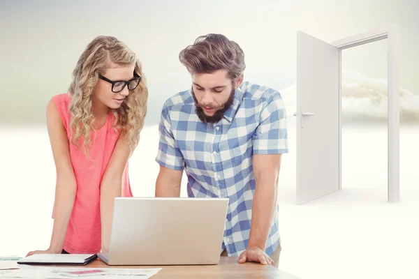 Homem usando laptop discutir com a mulher — Fotografia de Stock