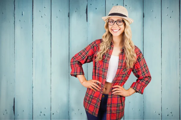 Blonde hipster met handen op de heupen — Stockfoto