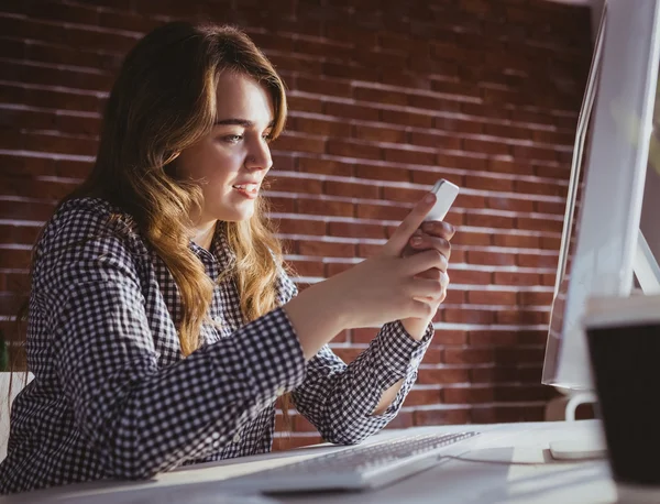 Geschäftsfrau benutzt ihr Handy — Stockfoto