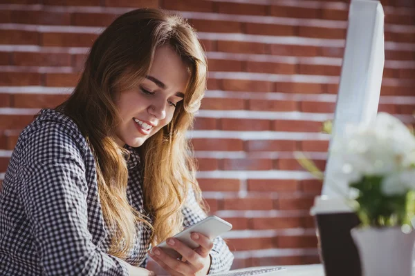 Telefonunu kullanarak iş kadını — Stok fotoğraf