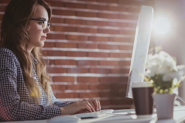 Hipster-Geschäftsfrau schaut Computer — Stockfoto