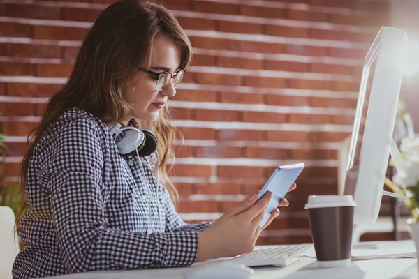 Hipster businessman using tablet — Stock Photo, Image