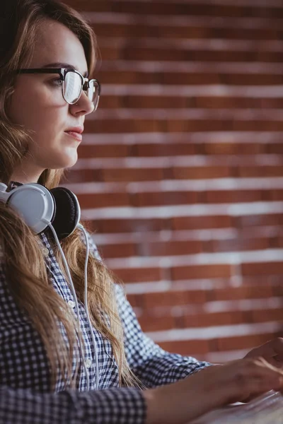 Focused hipster businesswoman with headphone — Stock Photo, Image