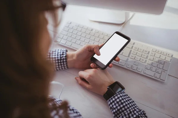 Affärskvinna som använder smartphone — Stockfoto