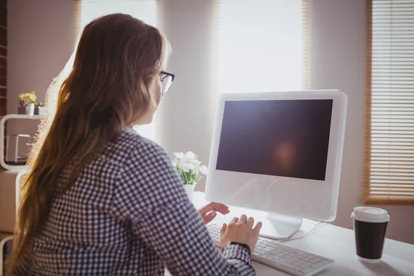 Hipster businesswoman typing on computer — Stock Photo, Image