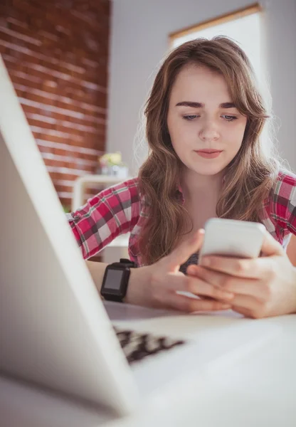 Jonge hipster zakenvrouw — Stockfoto