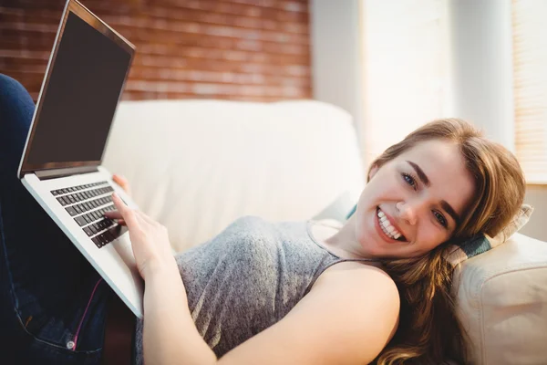 Bella donna sdraiata sul divano — Foto Stock