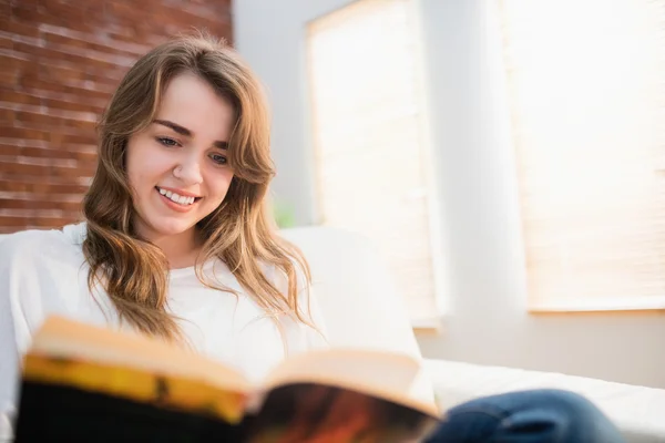 Lächelnde Frau beim Lesen eines Buches — Stockfoto