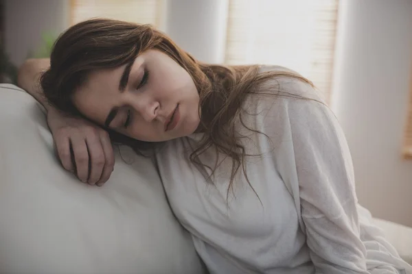 Wanita lelah jatuh tertidur di sofa — Stok Foto