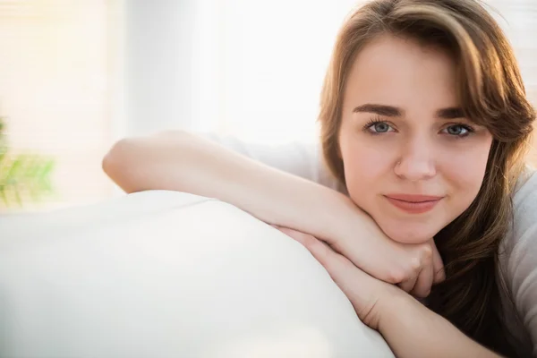 Smiling woman posing on the couch — Stock Photo, Image