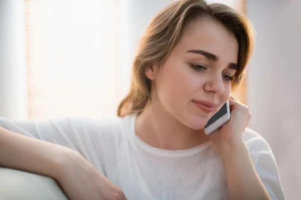 Hezká žena, volání na telefon — Stock fotografie