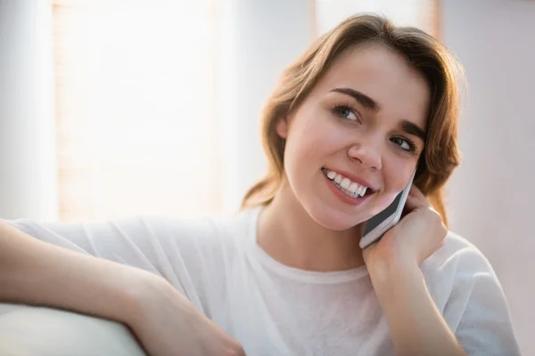 Mooie dame aan de telefoon — Stockfoto