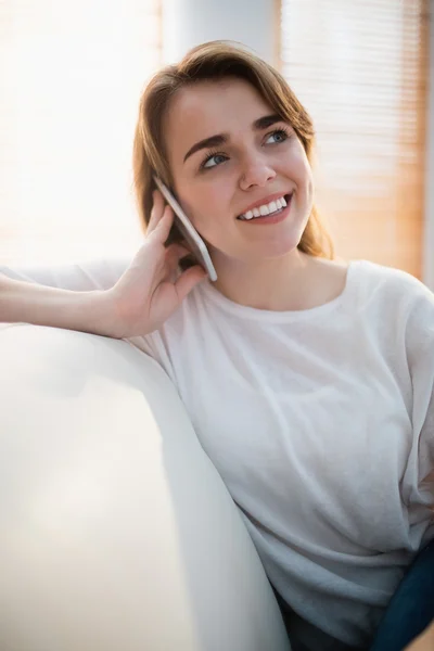 Hezká žena, volání na telefon — Stock fotografie