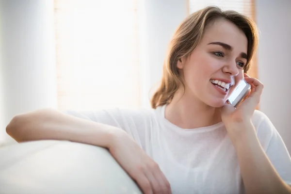 Vacker kvinna ringer på telefon — Stockfoto