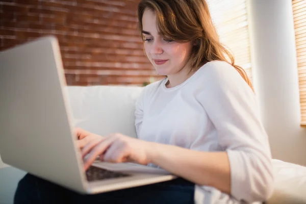 Bella donna che utilizza il suo computer portatile — Foto Stock