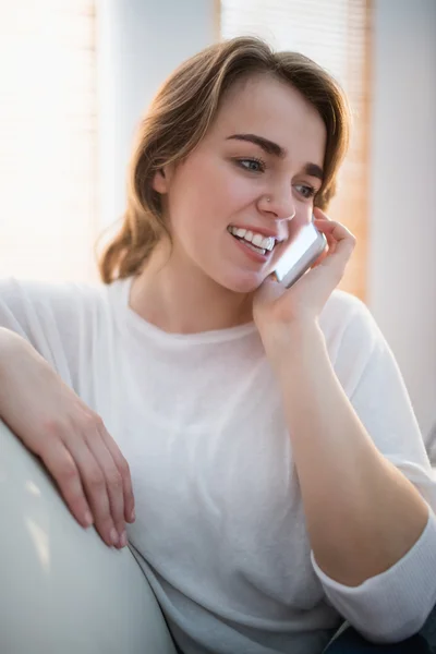 Hezká žena, volání na telefon — Stock fotografie