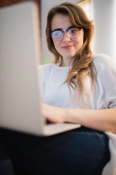 Onu laptop kullanan kadın — Stok fotoğraf