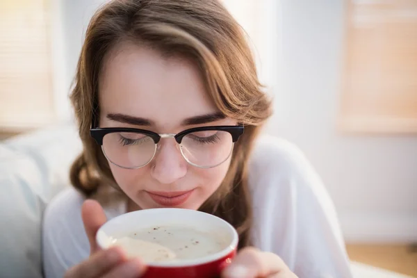 Mujer relajante en el sofá con café — Foto de Stock