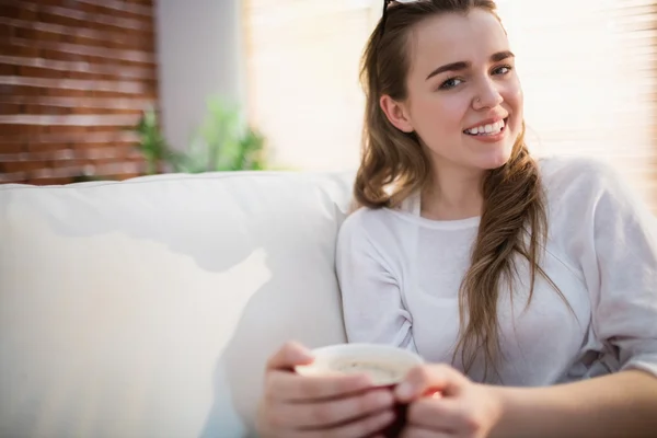 Mulher bonita relaxante no sofá com café — Fotografia de Stock