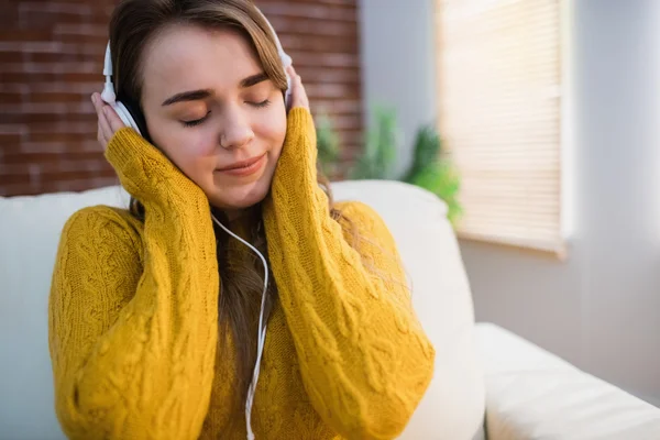 Vacker kvinna lyssnar musik — Stockfoto