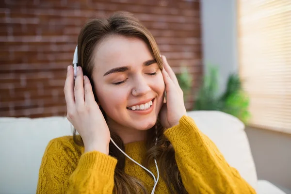 Mooie vrouw luisteren muziek — Stockfoto