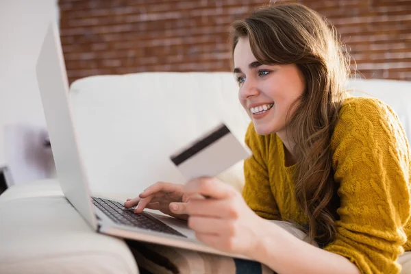 Frau kauft mit ihrer Kreditkarte online — Stockfoto