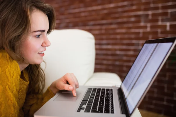 Sorridente bella donna utilizzando il computer portatile — Foto Stock