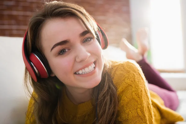 Leende vackra kvinnan lyssnar musik — Stockfoto