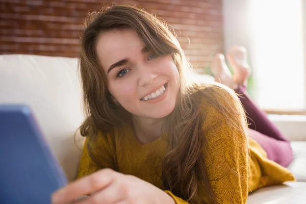 Usmívající se hezká žena pomocí tabletu — Stock fotografie