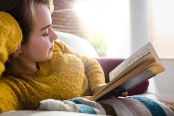 Hübsche Frau liest ein Buch — Stockfoto