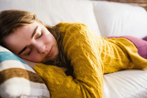 Гарненька жінка спить на дивані — стокове фото