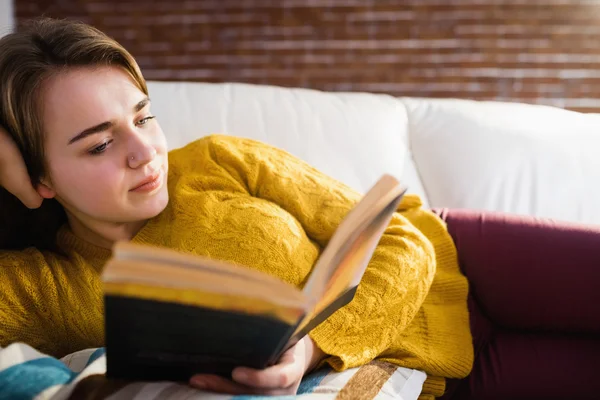 Красивая женщина, читающая книгу — стоковое фото