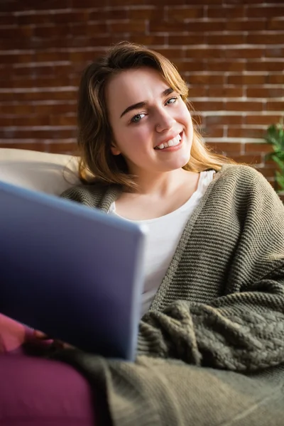 Güzel kadın kanepede yatan tablet kullanma — Stok fotoğraf