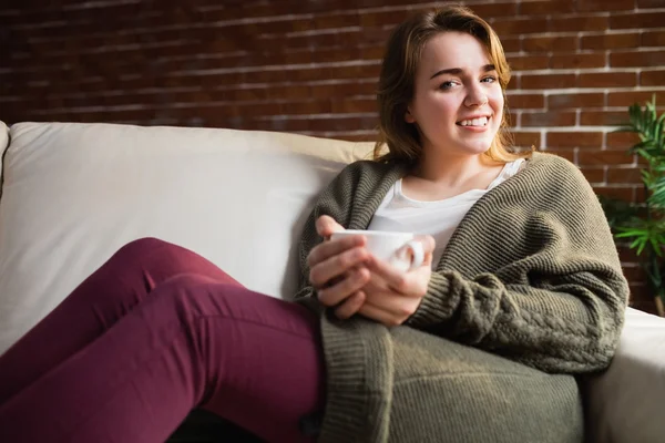 Jolie femme buvant du café — Photo