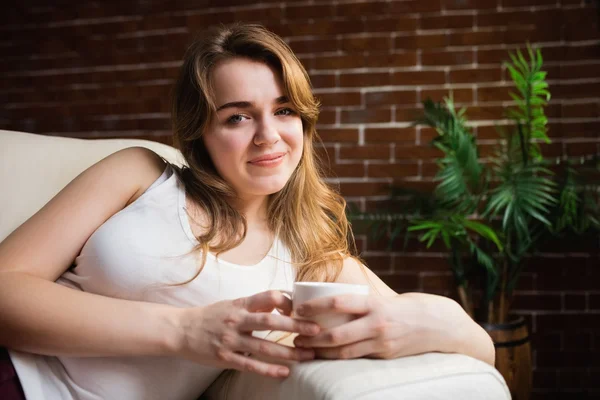 Mujer bonita bebiendo café — Foto de Stock