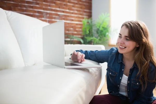 Pretty woman sitting on the floor using laptop — Stock Photo, Image