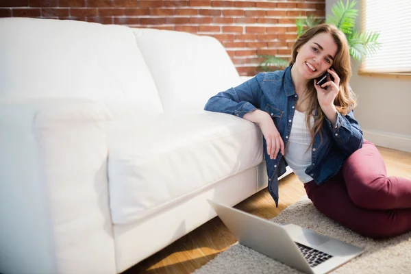 Pretty woman sitting on the floor calling — Stock Photo, Image